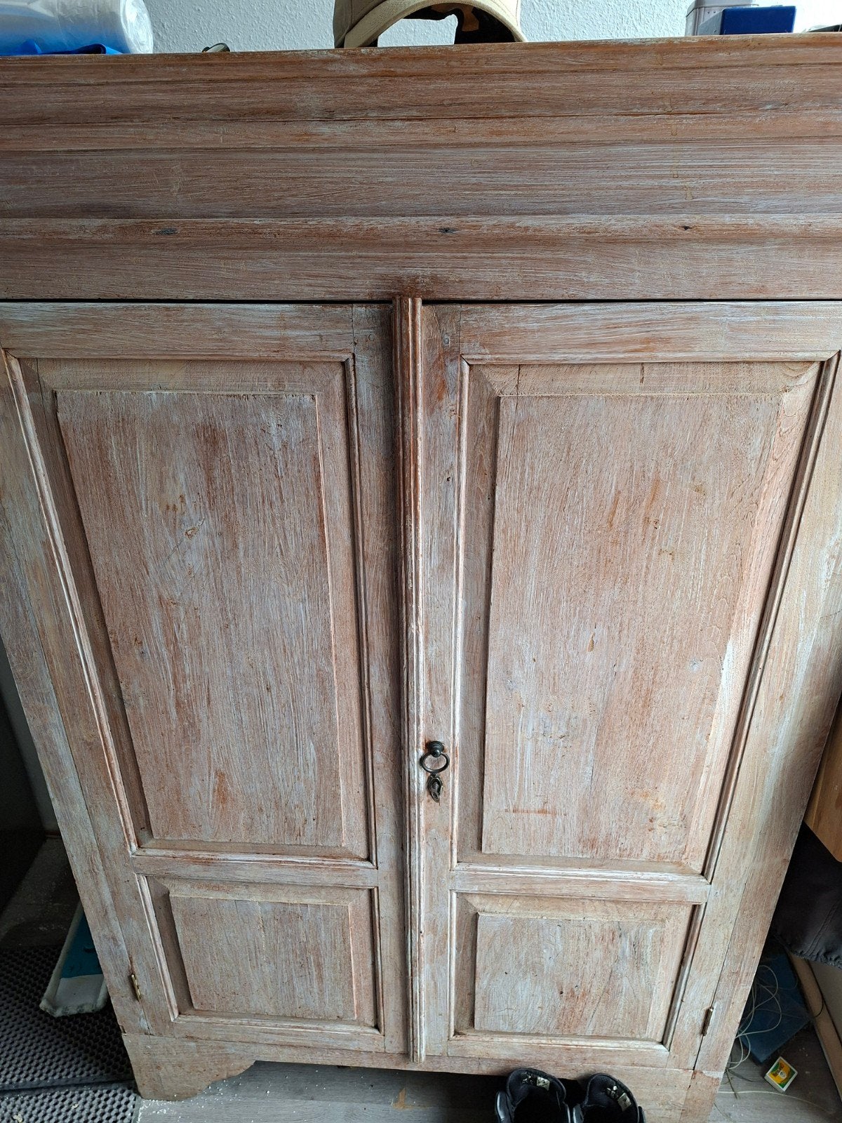 Antieke houten kast met twee deuren, Ophalen