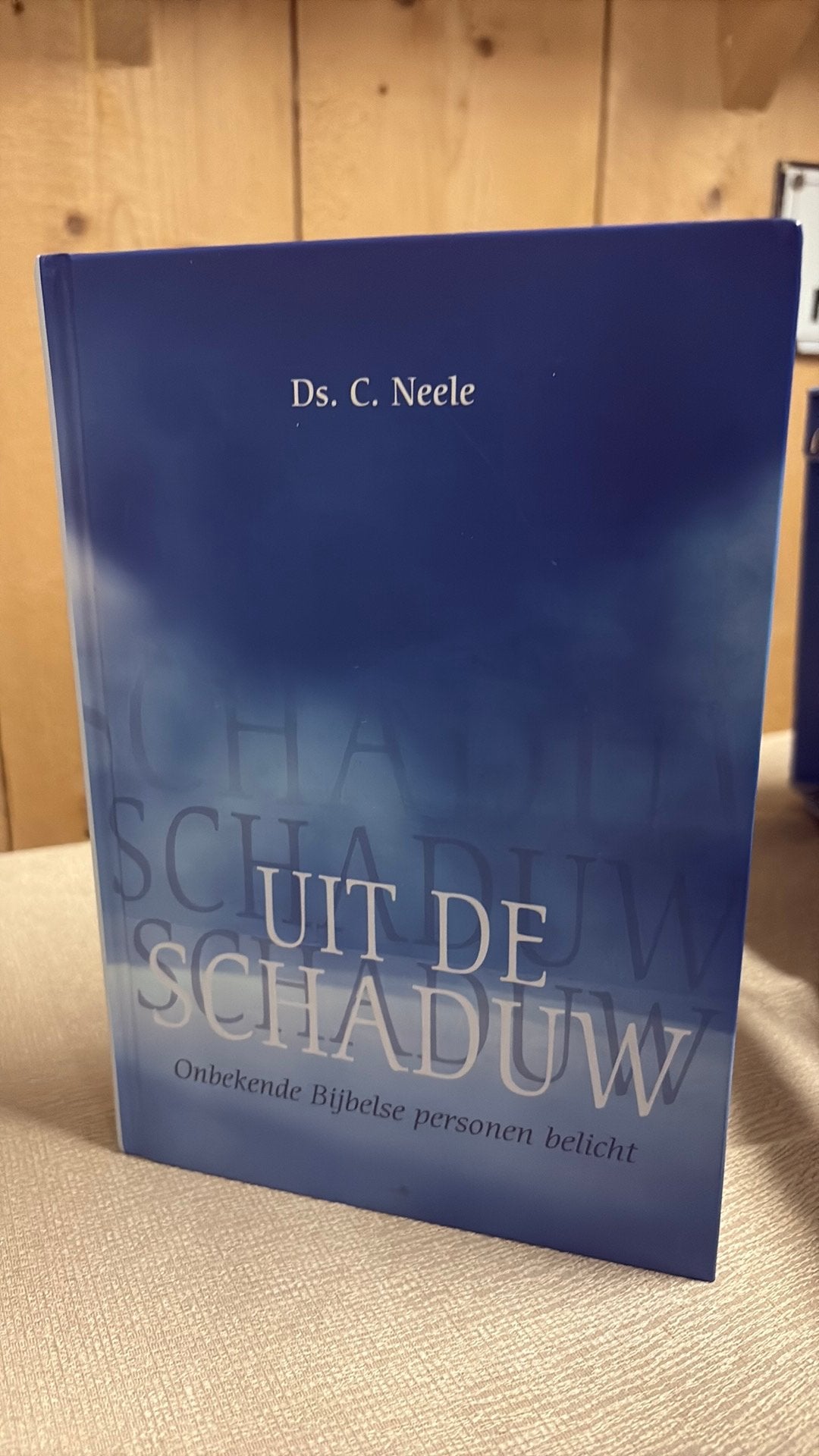 KR-1 Ds C. Neele - Uit de schaduw, Boeken, Ophalen of Verzenden, Zo goed als nieuw, C. Neele