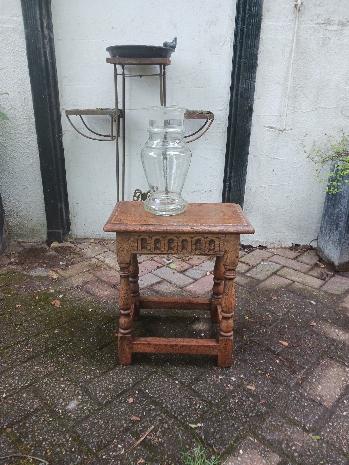 Engels krukje of joint stool, Ophalen