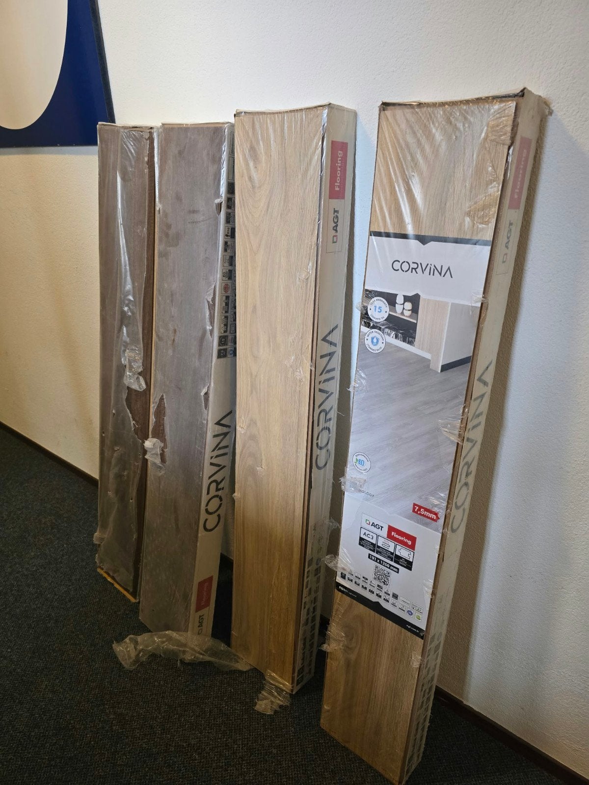 4 pakken laminaat: 2x beige hout, 2x donker hout +ondervloer, Doe-het-zelf en Verbouw, Ophalen, 50 tot 150 cm, Nieuw, 10 m² of meer