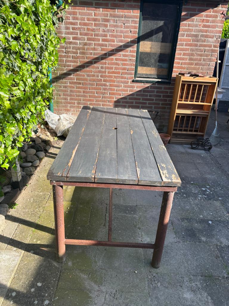 Stevige tafel met stalen onderstel - binnen/buiten, Gebruikt, Metaal, Rechthoekig, 50 tot 100 cm