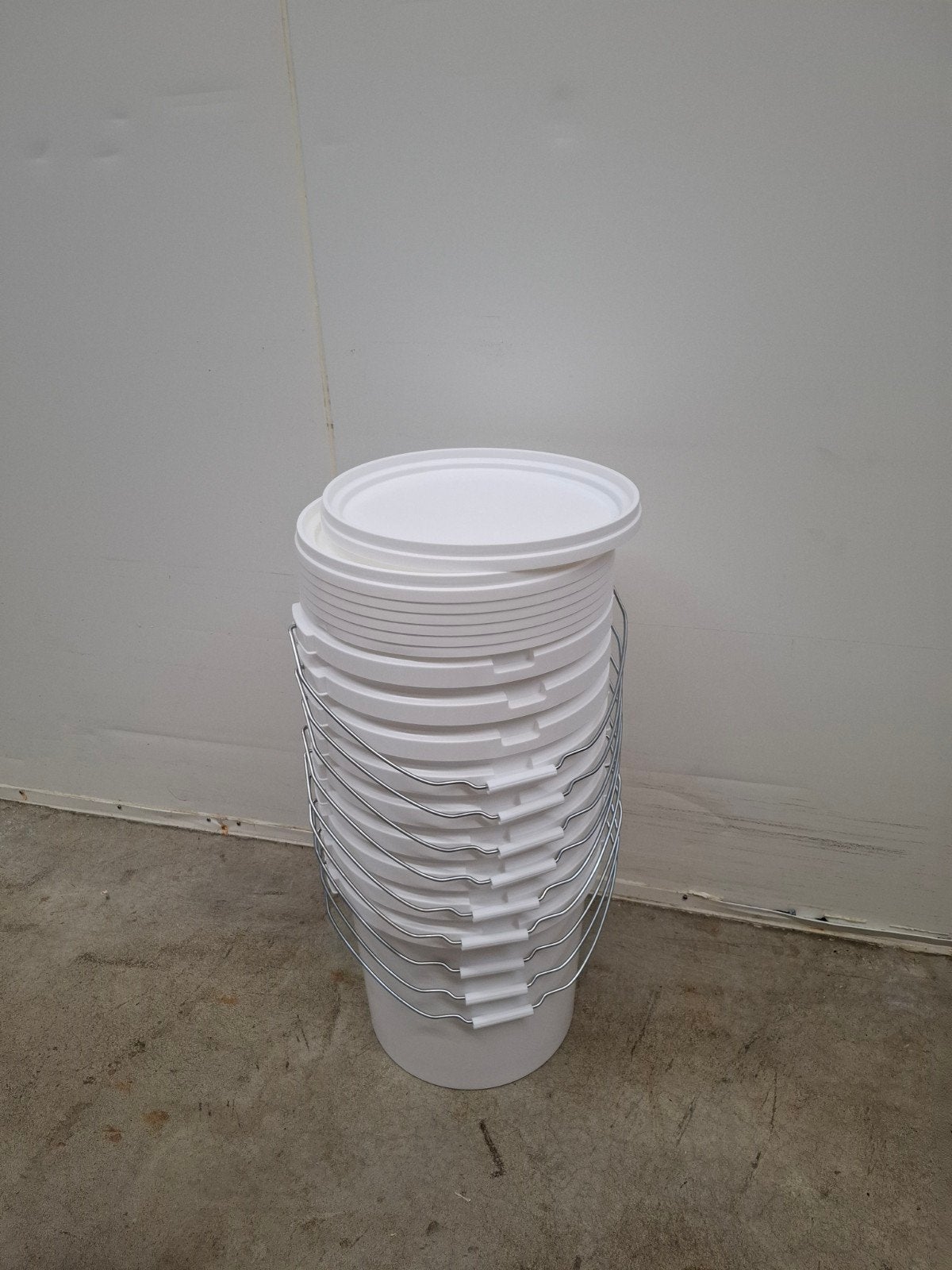 Witte kunststof emmer met deksel en handgreep, 25 liter, Huis en Inrichting, Ophalen, Zo goed als nieuw, Kunststof, Met deksel