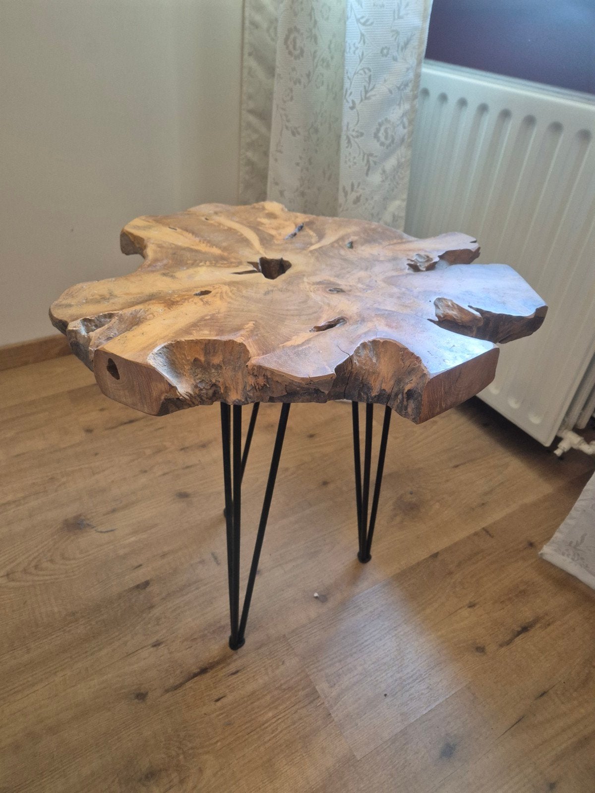Unieke bijzettafel van boomstam met metalen poten, Zo goed als nieuw, Overige vormen, Hout, Ophalen