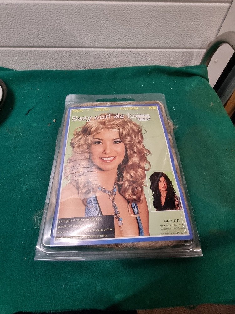 pruik blond lang haar krullend, Ophalen of Verzenden, 'T Olde Gre-j, Info@toldegrej.nl, Endepoelstraat 20f Didam