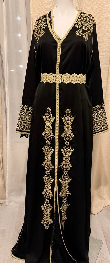 Zwarte caftan met gouden borduursels en kanten onderjurk, Maat 38/40 (M), Overige typen, Zwart, Ophalen of Verzenden