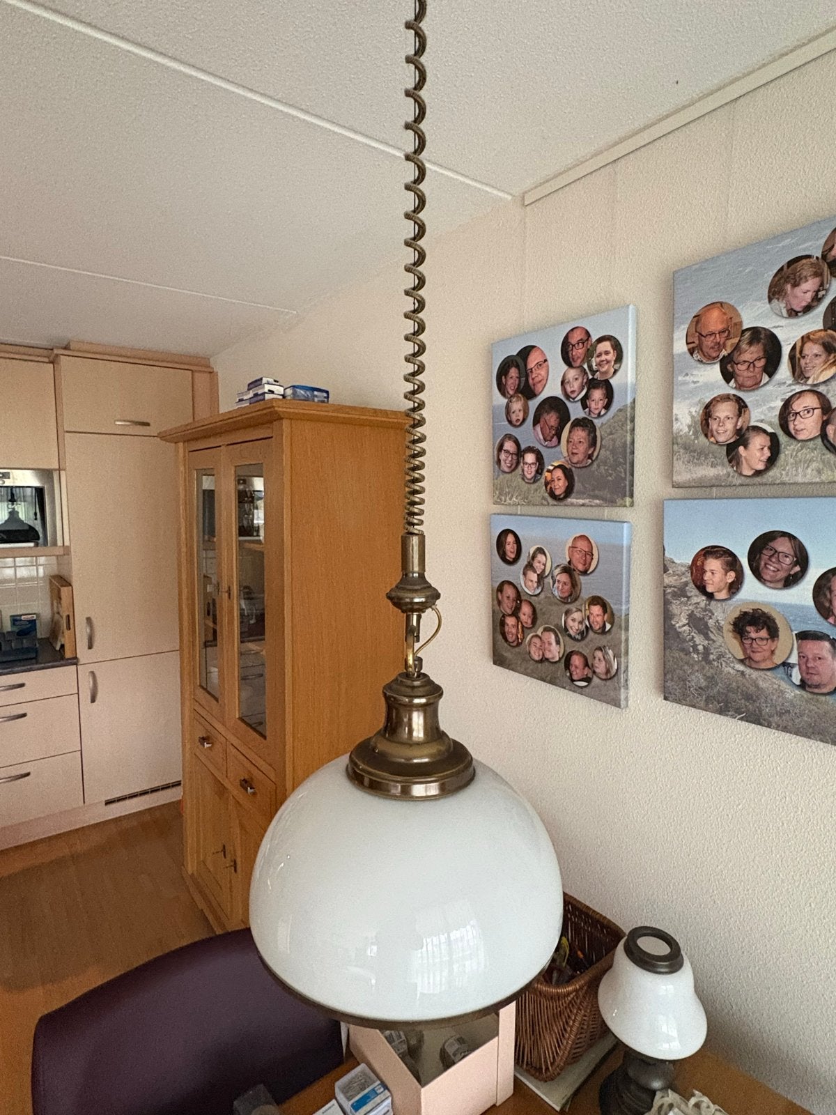 Klassieke hanglamp met melkglas en messing details, Ophalen, Gebruikt, Glas, E27 (groot)