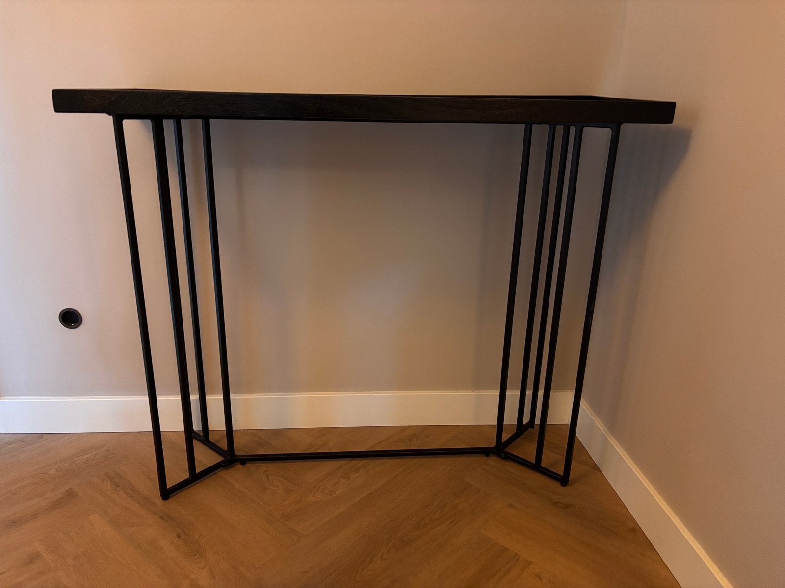 Zwarte wandtafel van mangohout met een metalen onderstel, Ophalen, 100 tot 150 cm, Zo goed als nieuw, 25 tot 50 cm