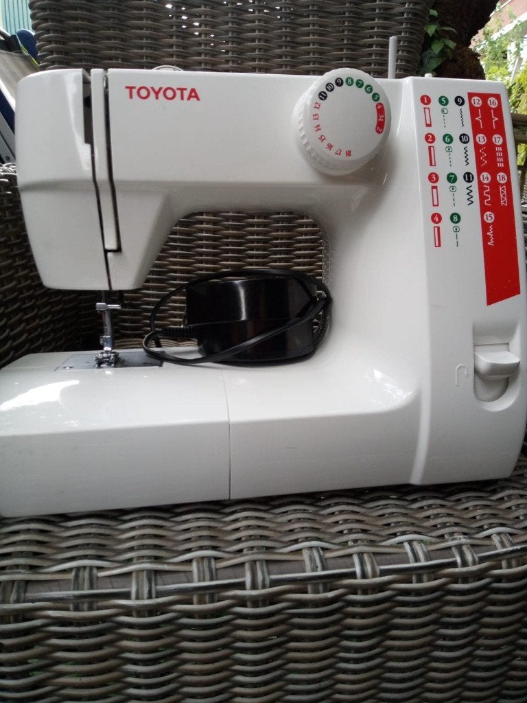 Toyota naaimachine RS2000, Ophalen, Zo goed als nieuw, Naaimachine, Overige merken