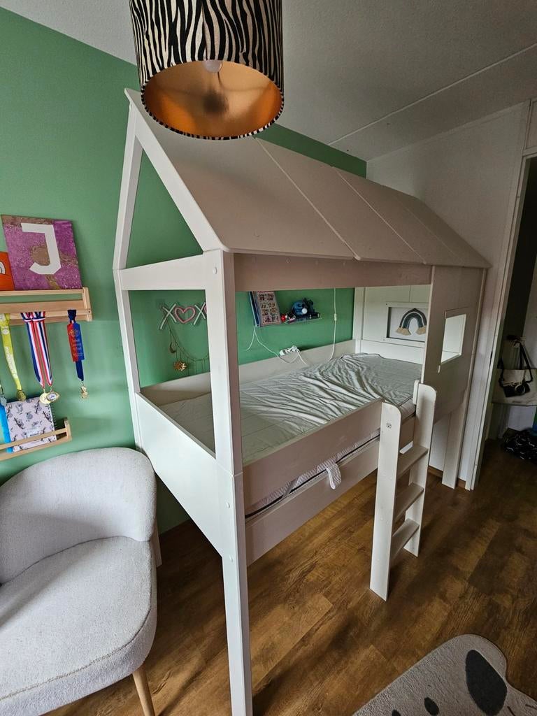 Half hoogslaper in huisjesvorm, Kinderen en Baby's, Kinderkamer | Stapelbedden en Hoogslapers, Ophalen, Gebruikt, Hoogslaper