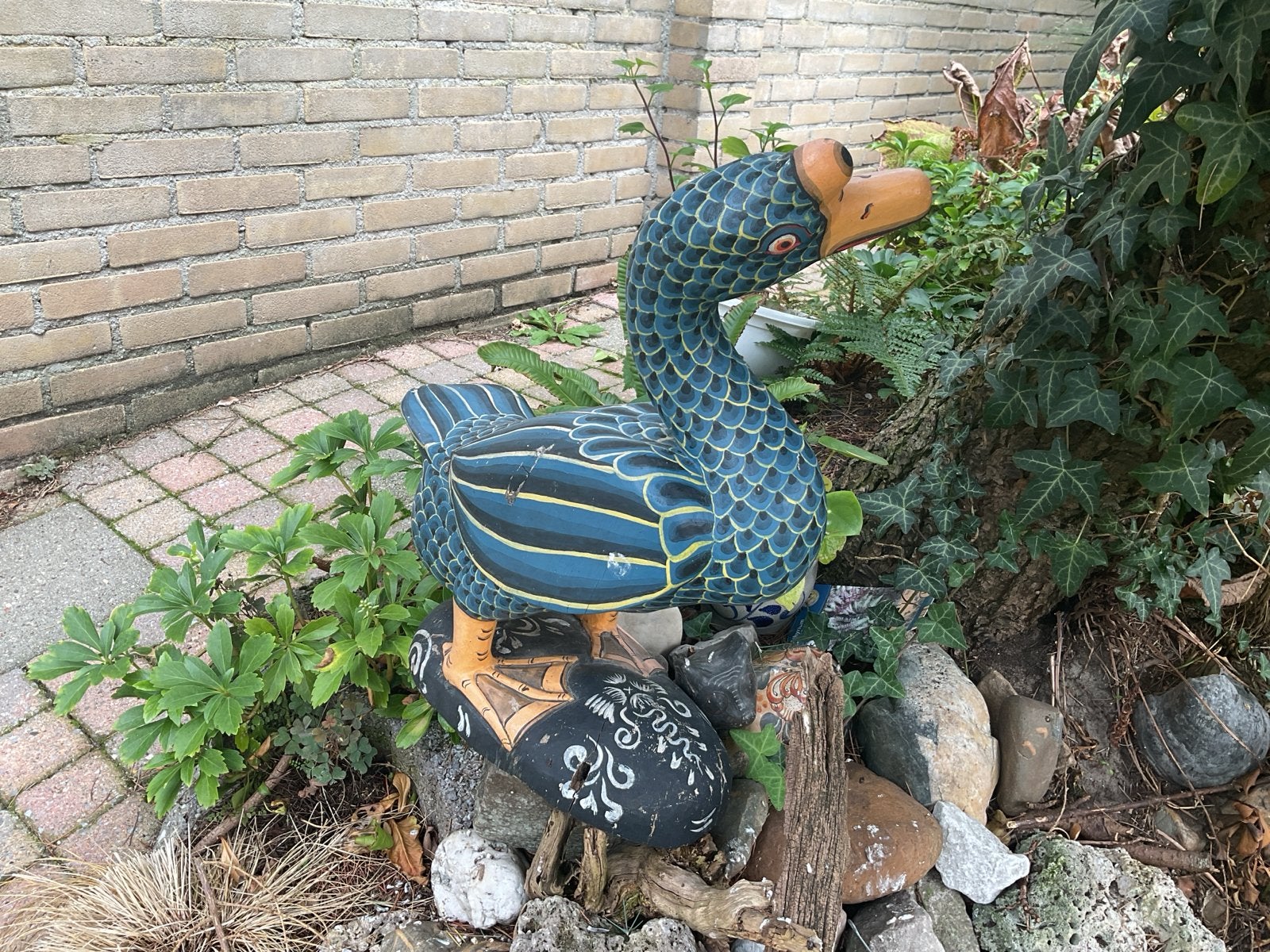 Decoratieve tuineend - Blauw met geel, Tuin en Terras, Ophalen of Verzenden, Gebruikt, Overige materialen, Dierenbeeld