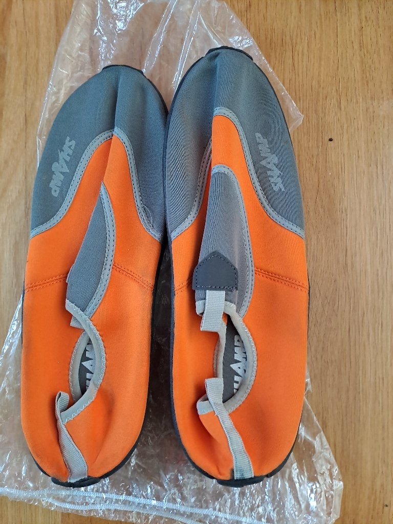 Badslippers + sloffen, Ophalen of Verzenden, Zo goed als nieuw, Sneakers of Gympen
