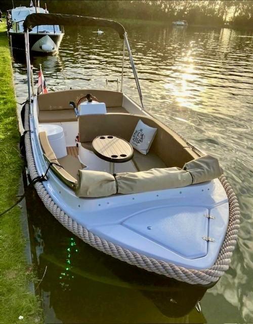 Nette sloep 4,9m. Chaloupe 20PK 4tact+powertilt en trailer., Watersport en Boten, Sloepen, Overige typen, 1.80 meter, Rondzit