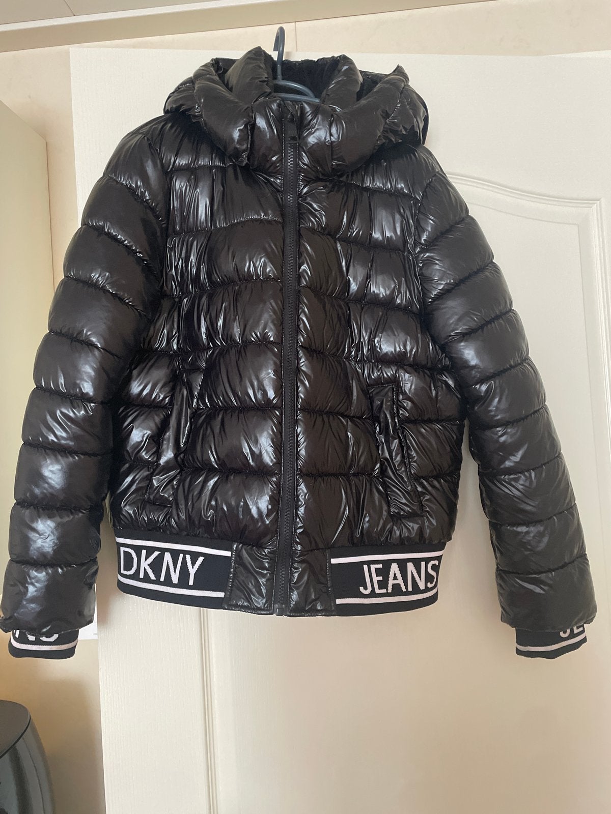 DKNY Jeans Zwarte Glanzende Puffer Jas Maat M, Ophalen, Gedragen, Maat 38/40 (M), Zwart