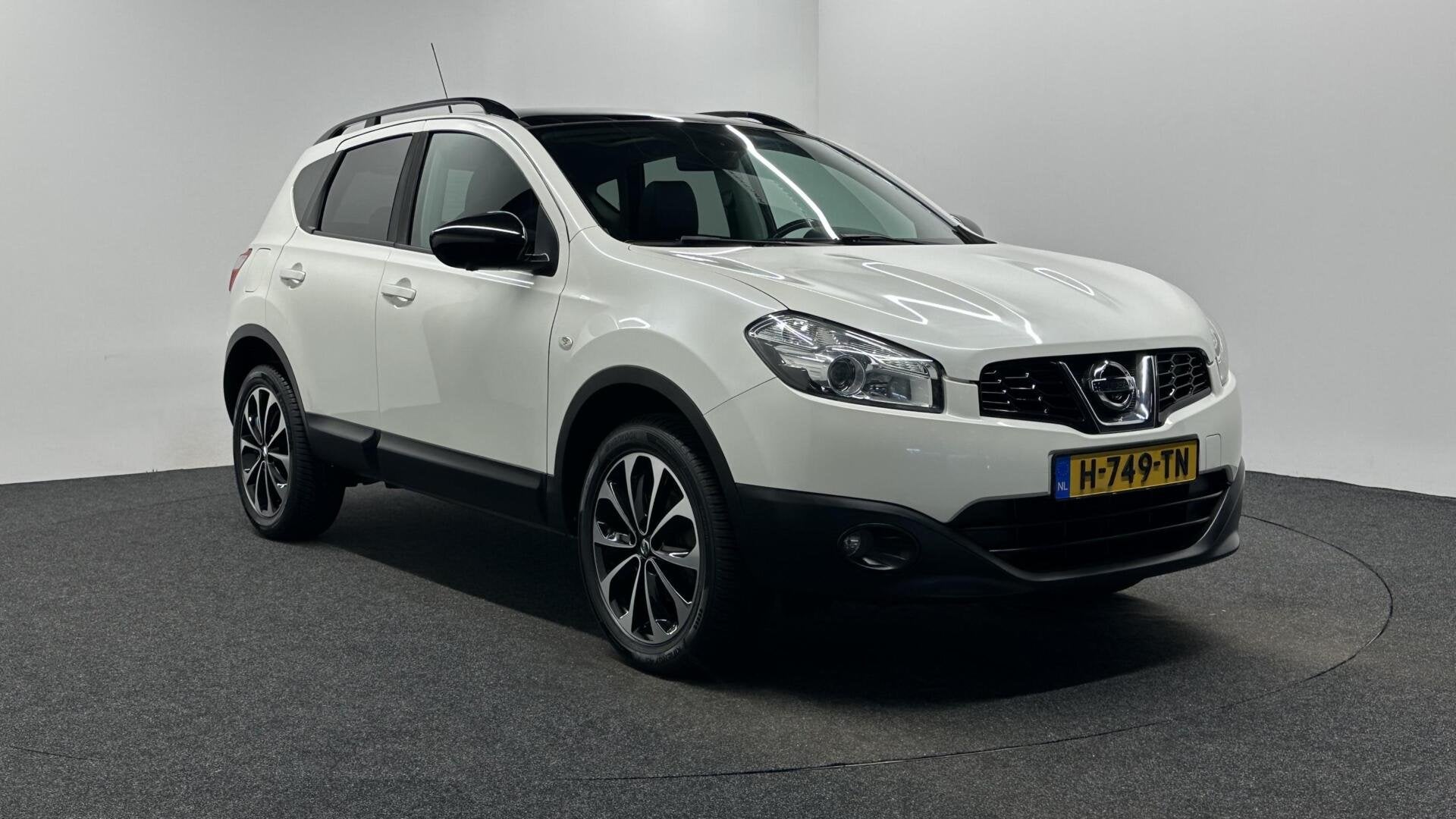 Nissan Qashqai 1.6 Tech View PANO CAMERA ECC NAVI CRUISE LM., Auto's, Nissan, Voorwielaandrijving, Euro 5, Gebruikt, Zwart