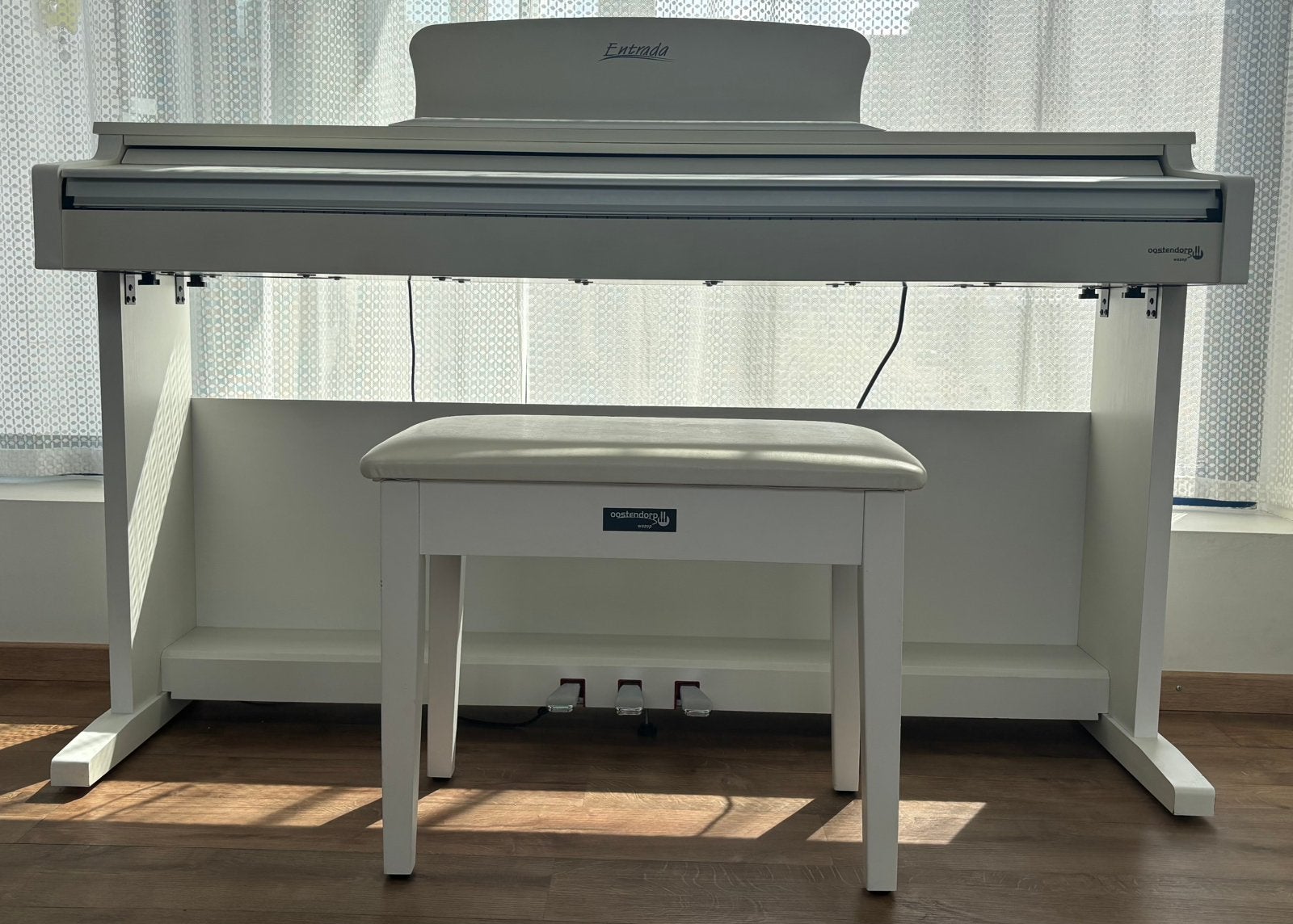 Digitale piano met bijbehorend krukje in zeer goede staat, Ophalen, Wit, Digitaal, Zo goed als nieuw