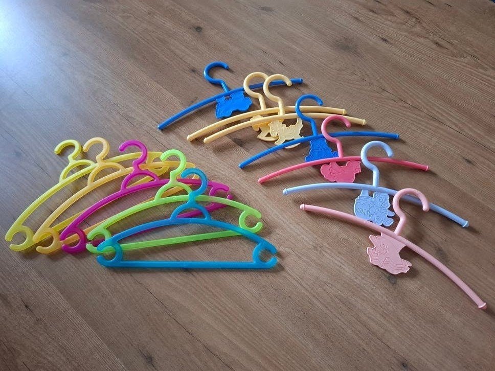 Kleurrijke kledinghangers voor kinderen - 12 stuks, Ophalen of Verzenden, Gebruikt, Kunststof, Kinderen