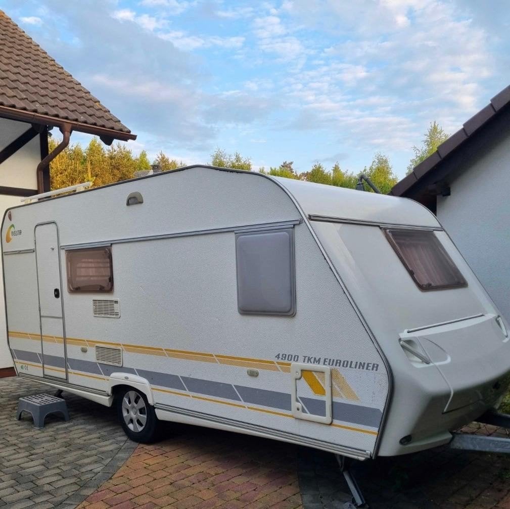 Delta 4900 TKM Euroliner - Ruime gezinscaravan met stapelbed, Caravans en Kamperen, Vast bed, Treinzit, Particulier, 5 tot 6 meter