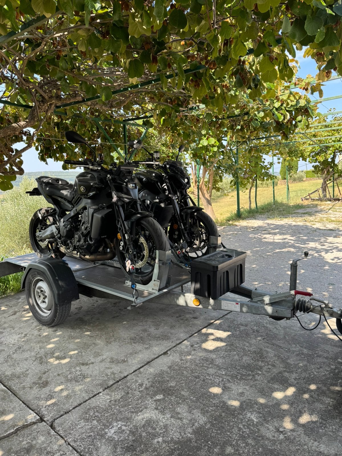 ☀️ Te huur - Geremde motoraanhanger met inrijklem, Aanhangwagen
