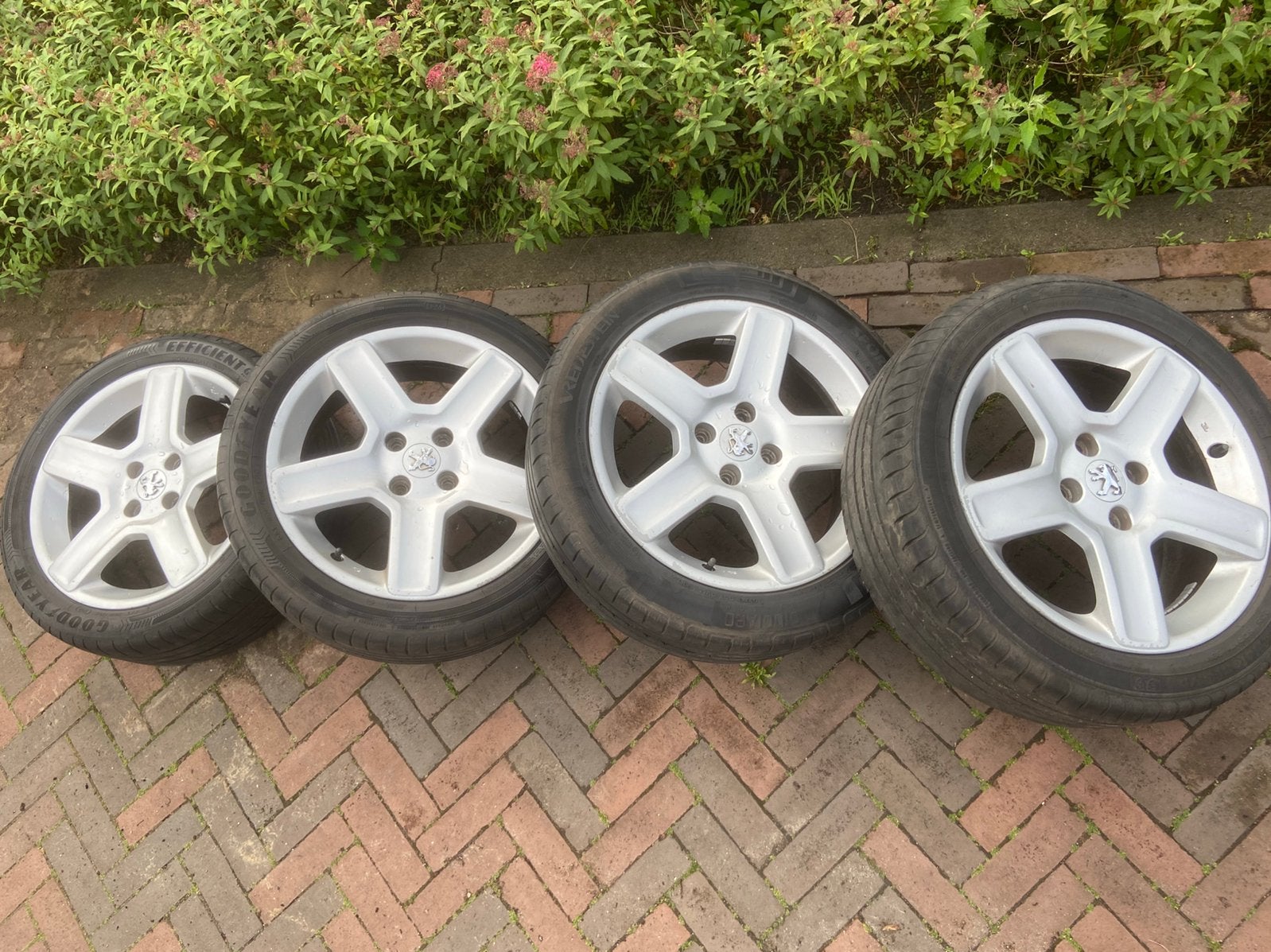 Peugeot Velgen met nieuwe banden - 17 inch, Ophalen, Gebruikt