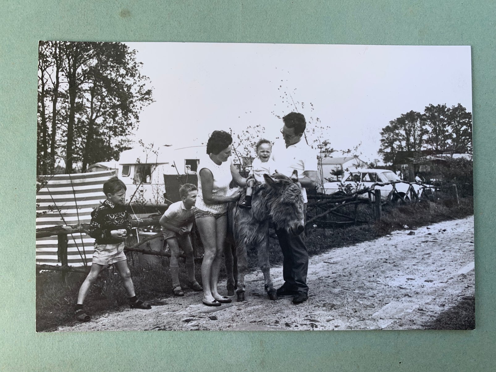 Foto - ezeltje rijden op de camping, 1960 tot 1980, Foto, Ophalen of Verzenden, Zo goed als nieuw
