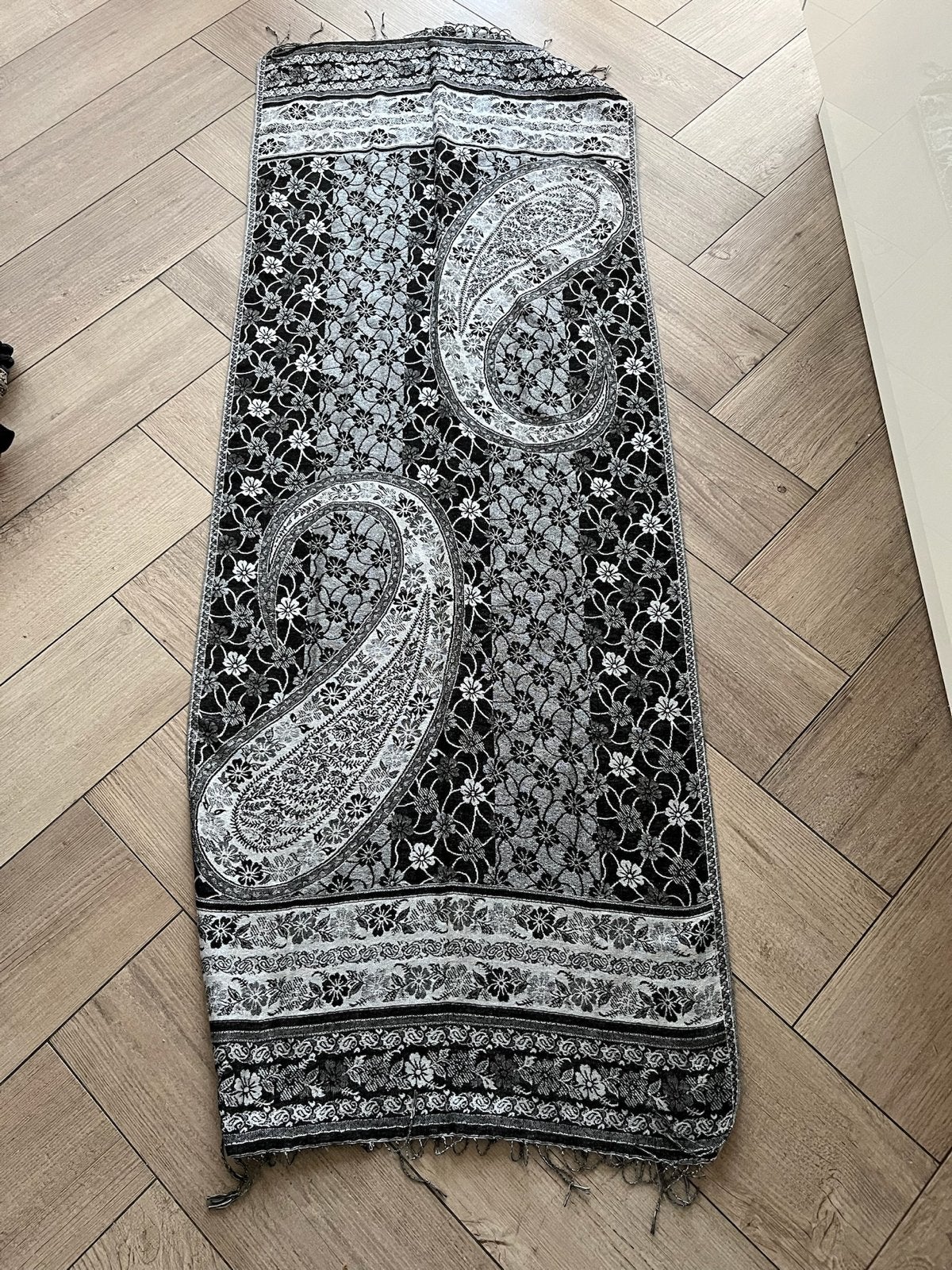 Zwart-witte sjaal met paisley- en bloemenprint, Ophalen of Verzenden, Gedragen, Maat 38/40 (M), Sjaal