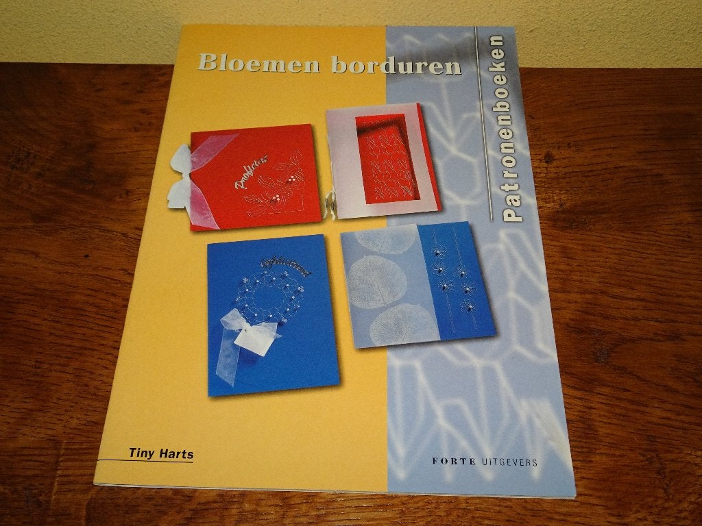 Tiny Harts: Bloemen borduren patronenboek, Ophalen of Verzenden, Zo goed als nieuw, Handborduren, Patroon