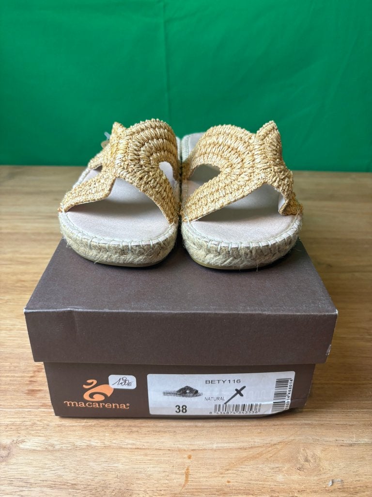 Macarena Bety116 espadrille slides maat 38, Kleding | Dames, Schoenen, Slippers, Beige, Ophalen of Verzenden, Zo goed als nieuw