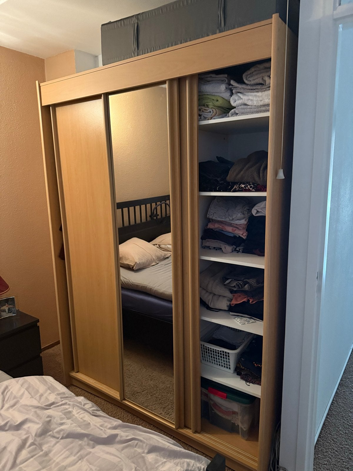 Gratis - Kledingkasten schuifdeuren en spiegel, Ophalen, Met plank(en), Gebruikt, 100 tot 150 cm