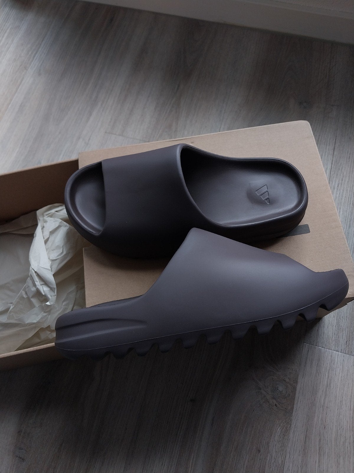 Adidas Yeezy Slide Soot (43), Slippers, Bruin, Nieuw, Ophalen of Verzenden