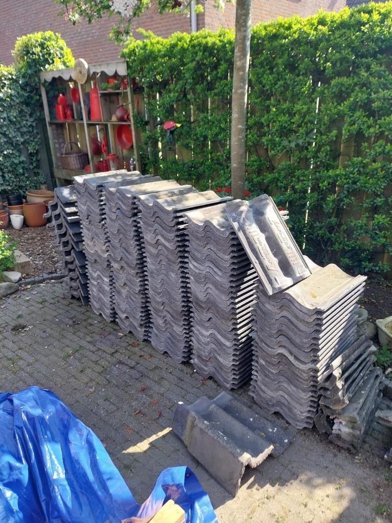 Gratis! Nu nog over 90 stuks Lafarge dakpannen. Weg is Weg, Ophalen, Steen of Klei, Zwart, 15 m² of meer
