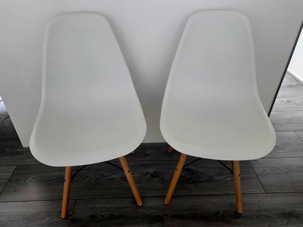Kunststof stoelen met houten poten, Gebruikt, Twee, Wit, Ophalen