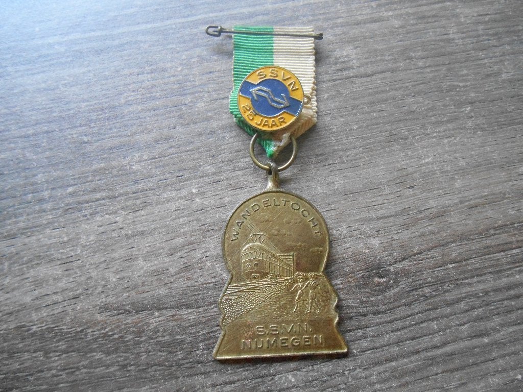 Medaille wandeltocht S.S.V.N. Nijmegen met 25 jaar speldje, Ophalen of Verzenden, Overige materialen, Nederland