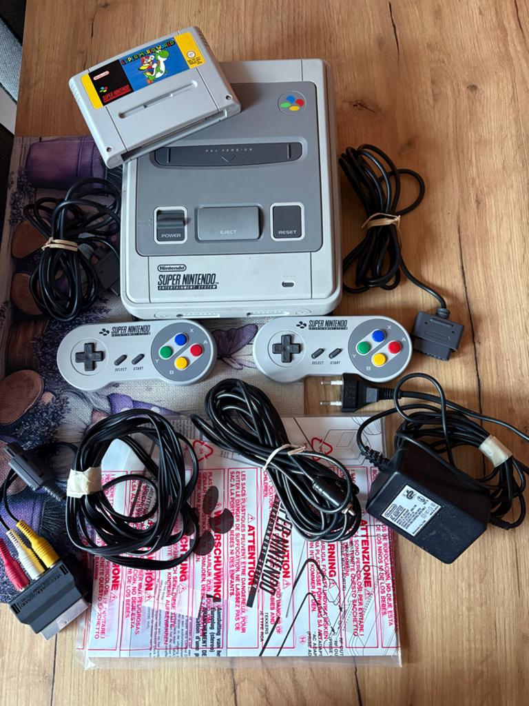 Super Nintendo Entertainment System (SNES) met Super Mario W, Gebruikt, Verzenden, 2 spelers, Eén computer