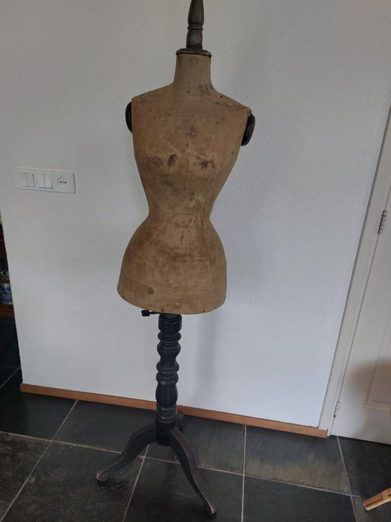 Antieke paspop op houten standaard, Ophalen