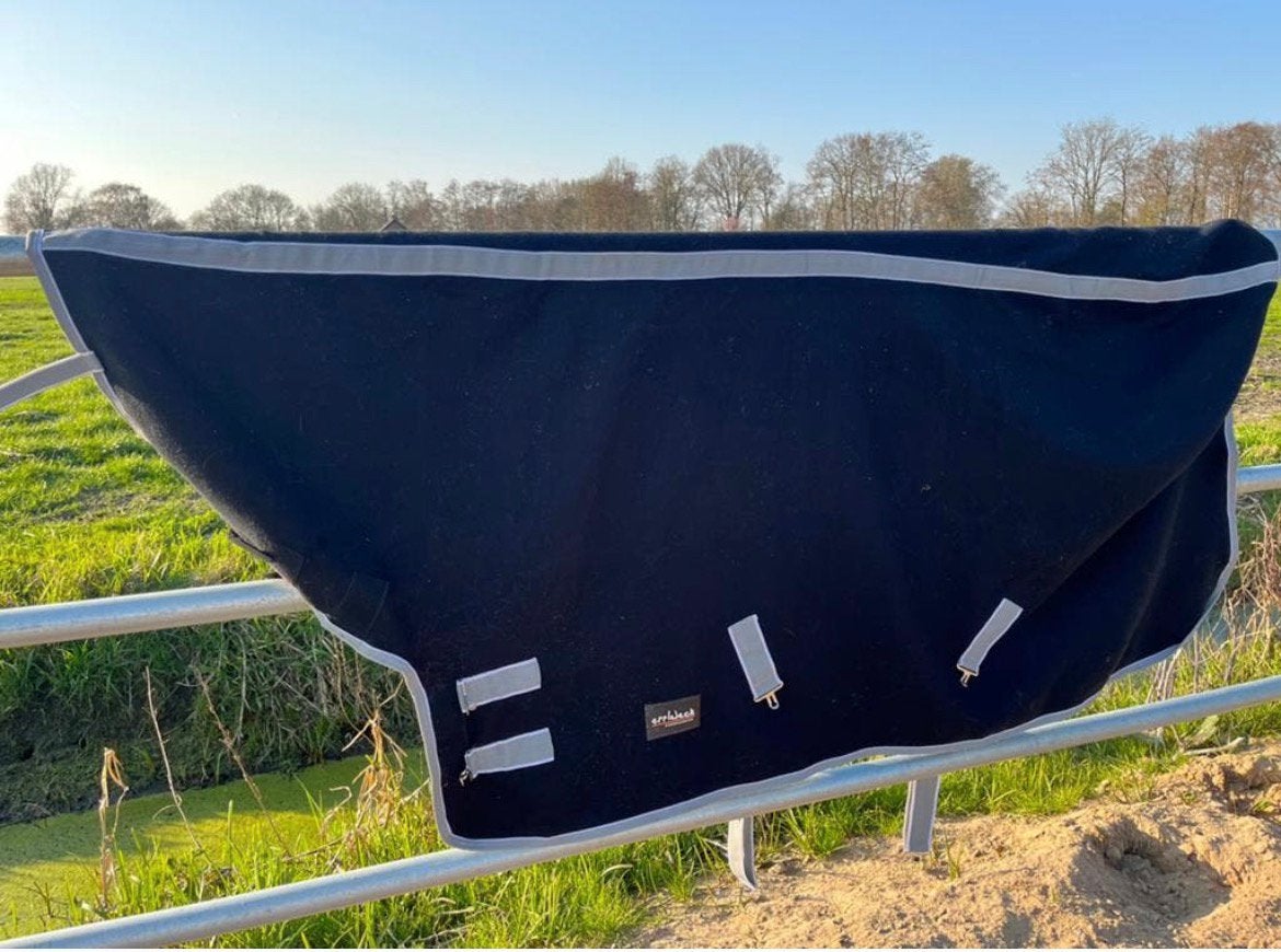 Fleece deken met hals, Dieren en Toebehoren, Ophalen of Verzenden, Zo goed als nieuw