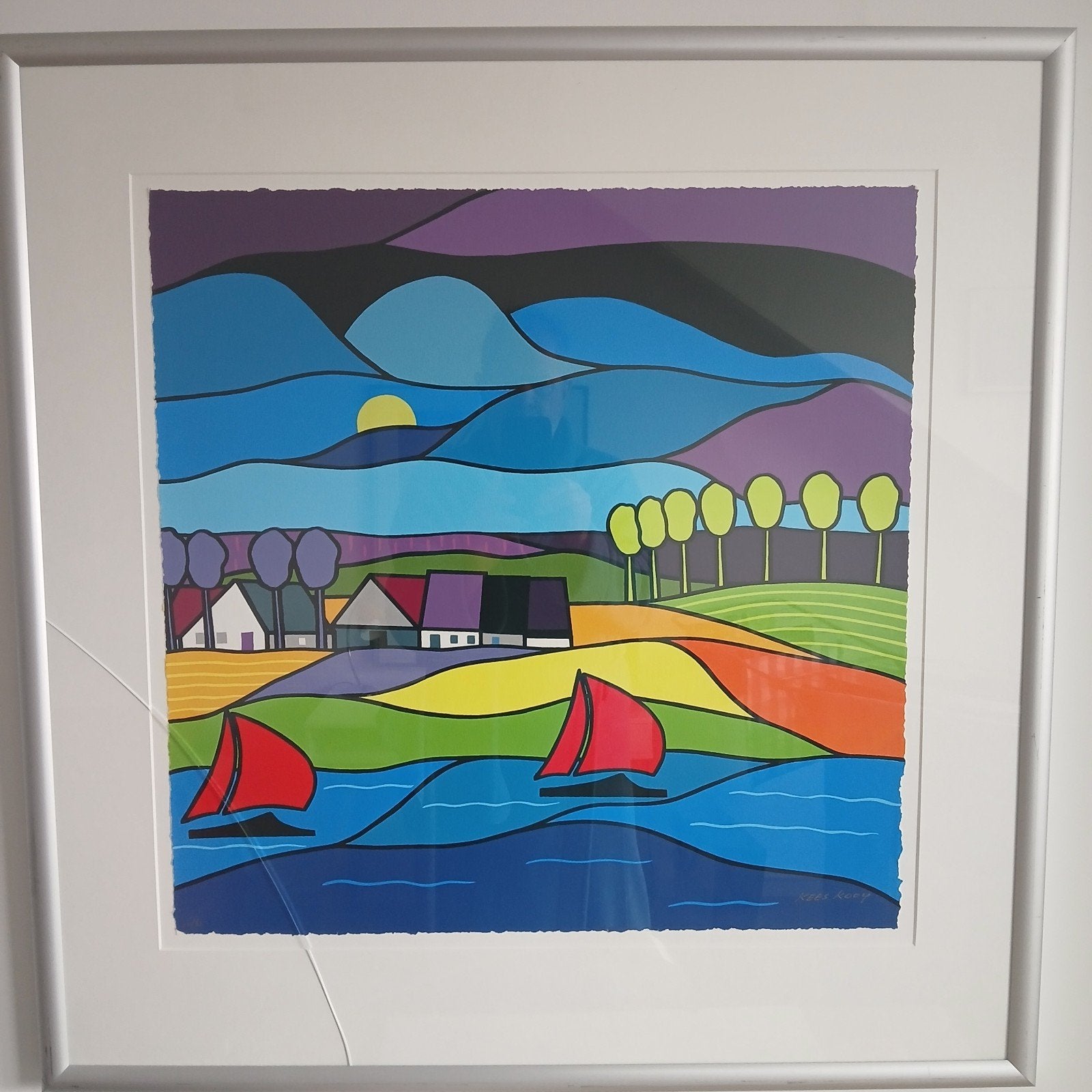 Kees Kooy - Kleurrijk Landschap met Zeilboten zeefdruk 22/60, Antiek en Kunst, Papier/karton, Zeefdruk, Gesigneerd, Landschap
