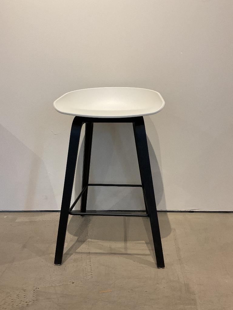 Hay 1 X AAS 32 Barstool Low, Huis en Inrichting, Barkrukken, Ophalen, Hout, 60 tot 90 cm, Nieuw
