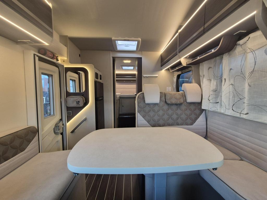 Rimor Seal 695 Automaat, Caravans en Kamperen, Campers, Automaat, Standaard zit, Alkoof, Bedrijf