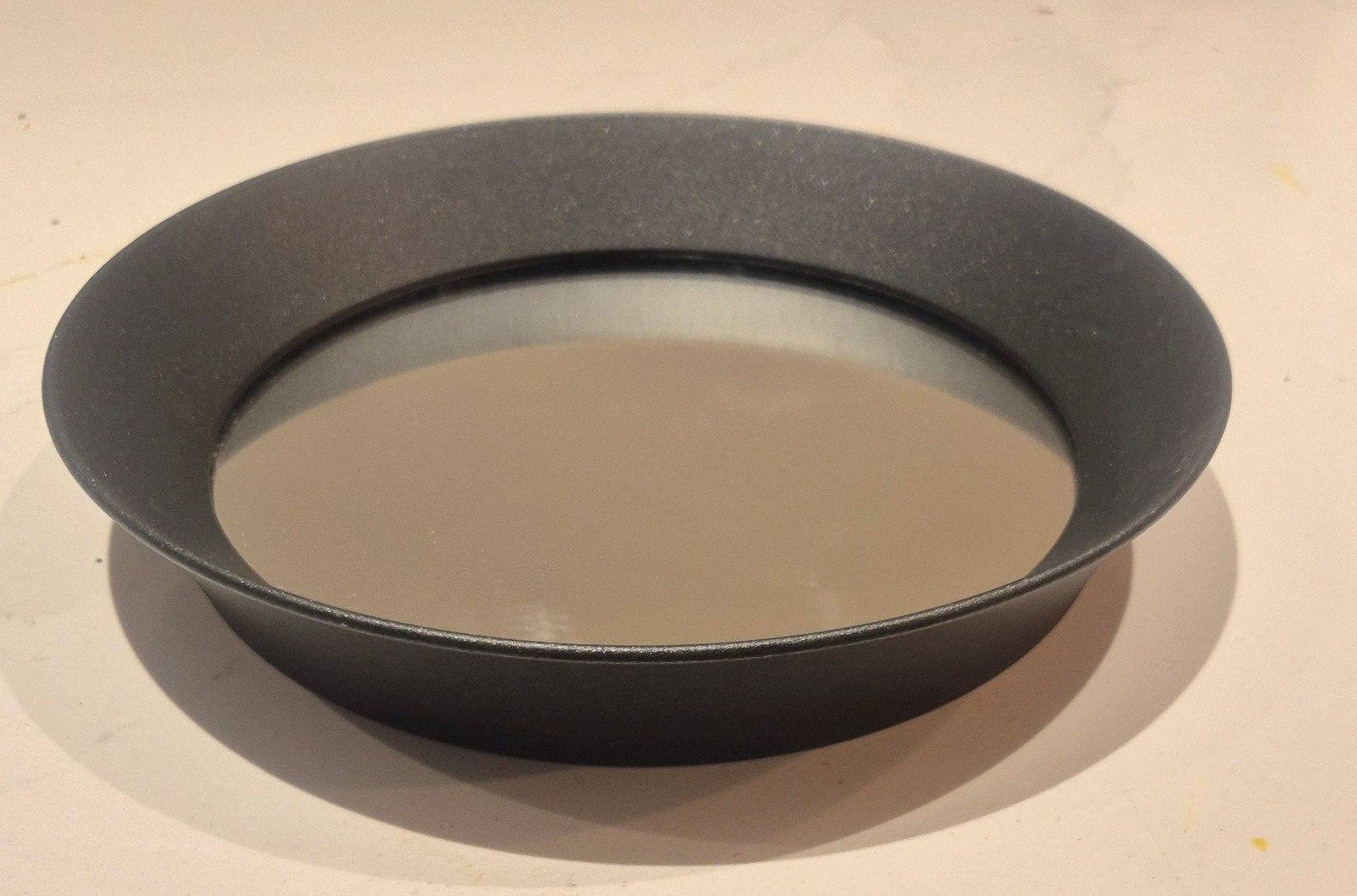Ronde spiegel met zwarte metalen rand - 25 cm, Huis en Inrichting, Minder dan 50 cm, Gebruikt, Rond, Ophalen of Verzenden