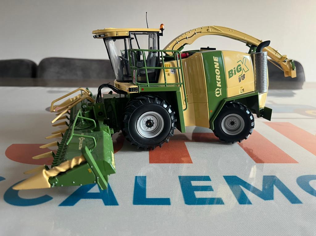 Krone Big X V8 hakselaar Universal Hobbies, Hobby en Vrije tijd, Modelauto's | 1:32, Ophalen of Verzenden, Zo goed als nieuw, Tractor of Landbouw