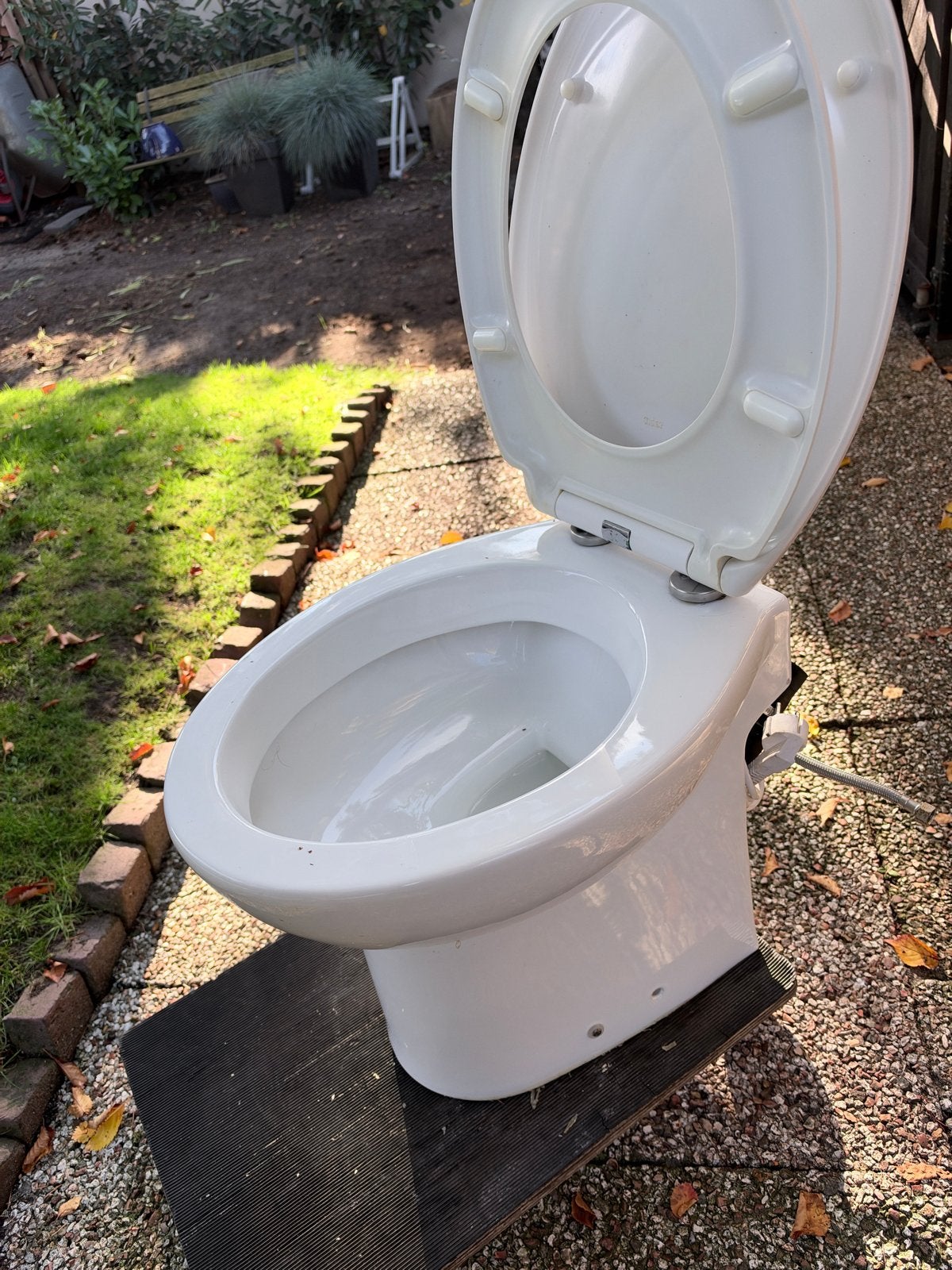 Sanibroyeur : Wit toilet met deksel en interne mechaniek, Ophalen of Verzenden, Gebruikt, Toilet