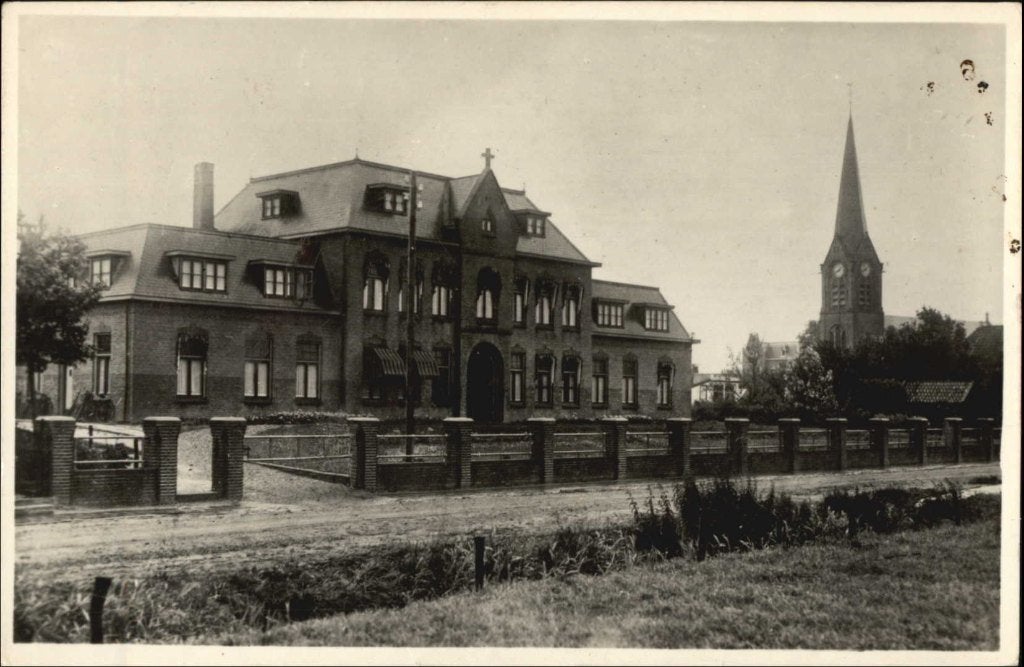 Kloosterburen (Gr) Het Therisia gesticht met kerk 1950., Verzamelen, Ophalen, 1940 tot 1960, Gelopen, Groningen