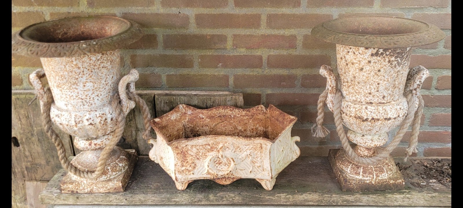 2x cast Iron urn met jardiniere, Ophalen