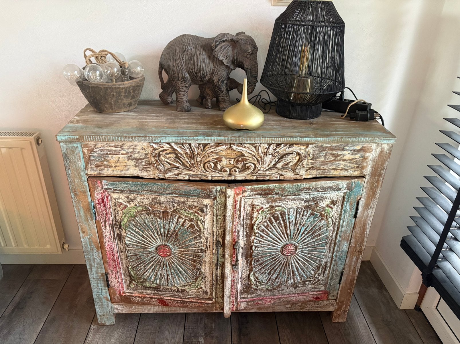 Foto 2 van Uniek Indiaas houten kastje met houtsnijwerk – vintage