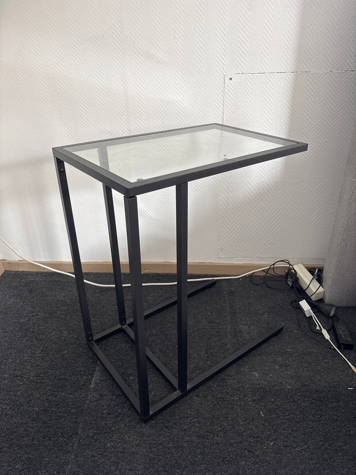 Zwarte bijzettafel met glazen blad x2, Ophalen, Gebruikt, 55 tot 75 cm, Glas