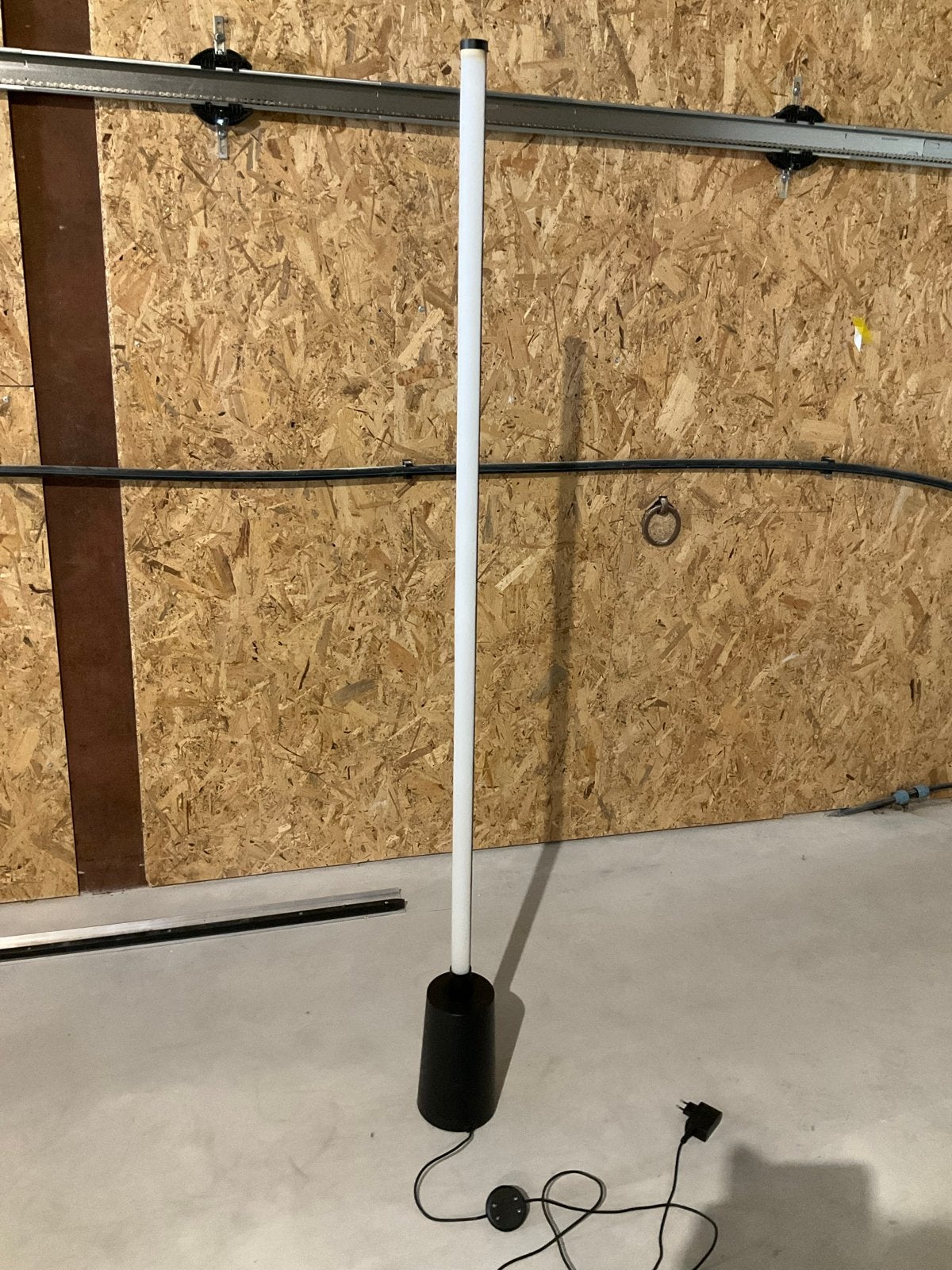 Moderne LED Vloerlamp - Zwart met Witte Buis, Huis en Inrichting, Lampen | Vloerlampen, Ophalen, Gebruikt, Kunststof, 150 tot 200 cm