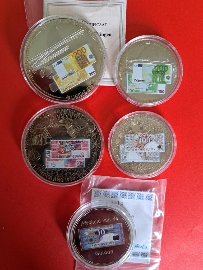 5 penningen met gekleurde bankbiljetten, Postzegels en Munten, Penningen en Medailles, Ophalen of Verzenden, Overige materialen