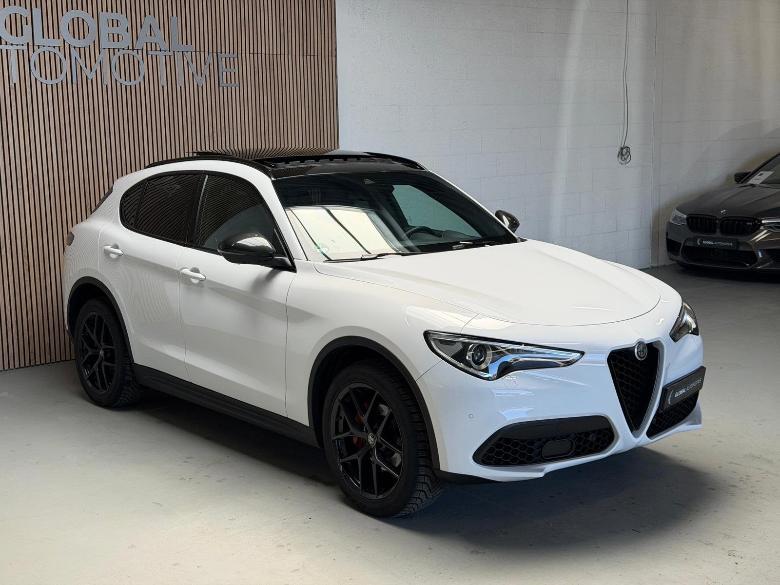Alfa Romeo STELVIO 2.0 T AWD B-Tech - 20 INCH - PANO - SPORT, Auto's, Alfa Romeo, Dealer onderhouden, 4 cilinders, Wit, Leder
