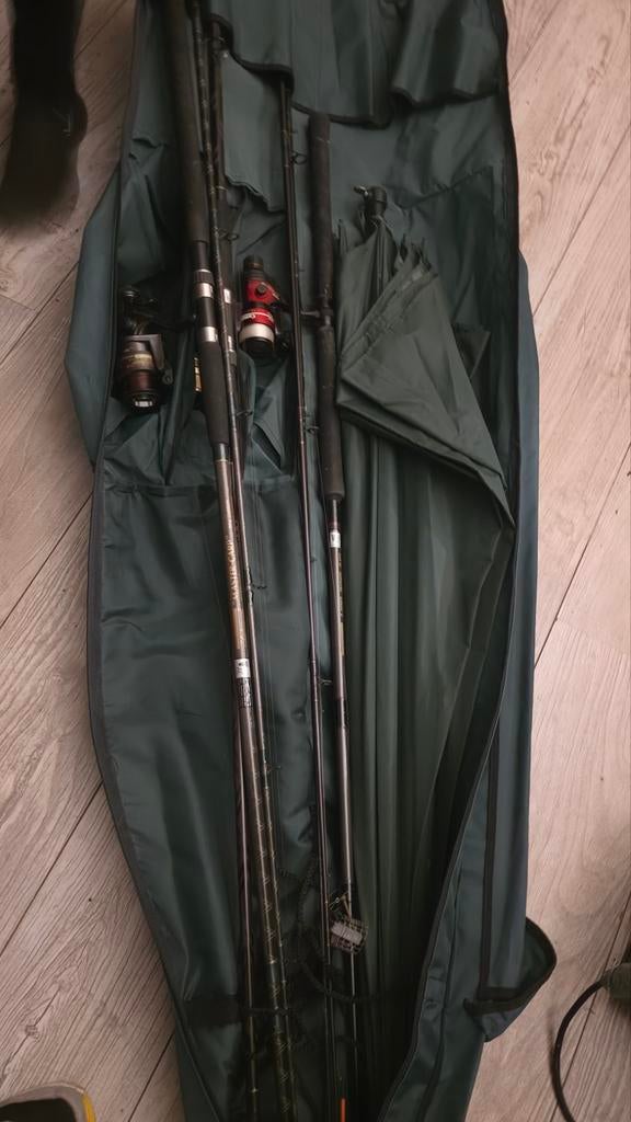 Master Carp Visuitrusting: 3 Hengels, Tas, Paraplu (defect), Watersport en Boten, Hengelsport | Karpervissen, Ophalen of Verzenden
