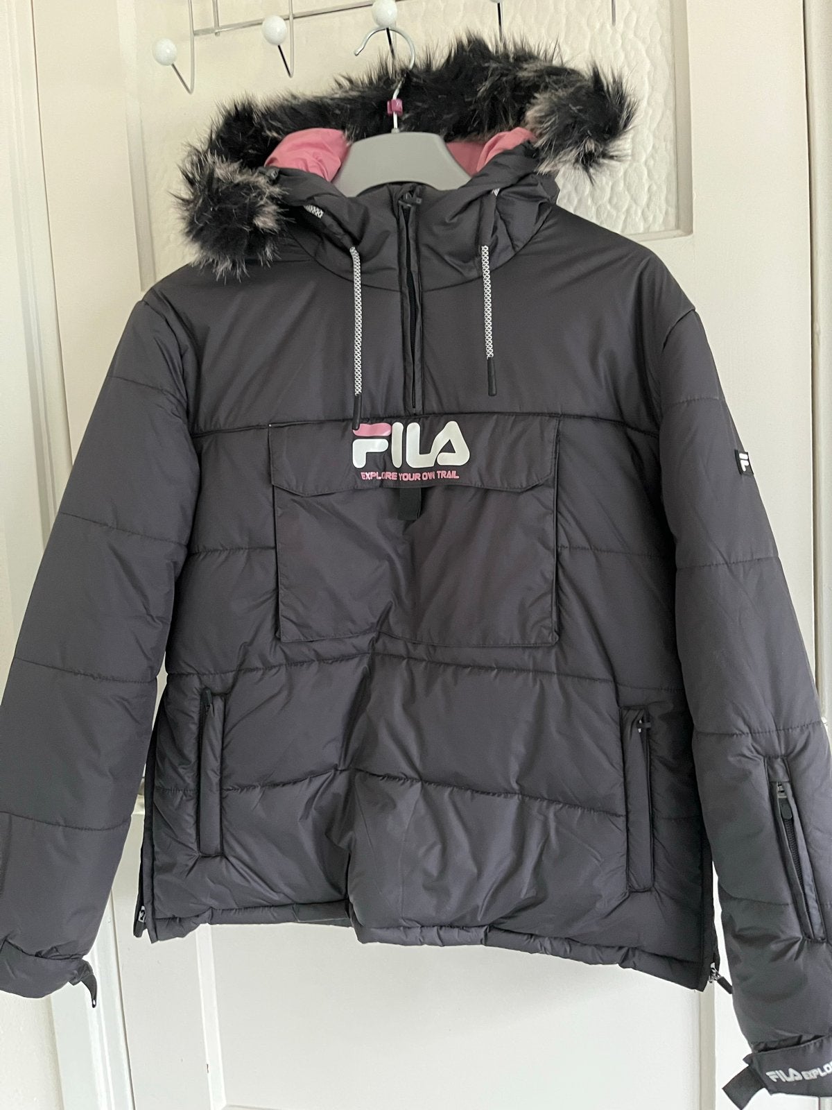 Fila winterjas maat M met capuchon en bontkraag, Ophalen of Verzenden, Zo goed als nieuw, Maat 38/40 (M), Zwart